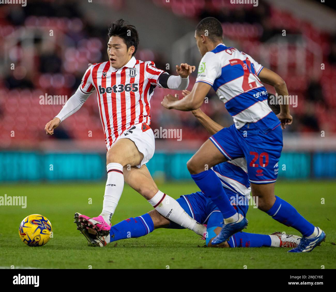 14 febbraio 2024; Bet365 Stadium, Stoke, Staffordshire, Inghilterra; EFL Championship Football, Stoke City contro i Queens Park Rangers; Bae Jun-ho di Stoke City è placcato da Isaac Hayden dei Queens Park Rangers Foto Stock