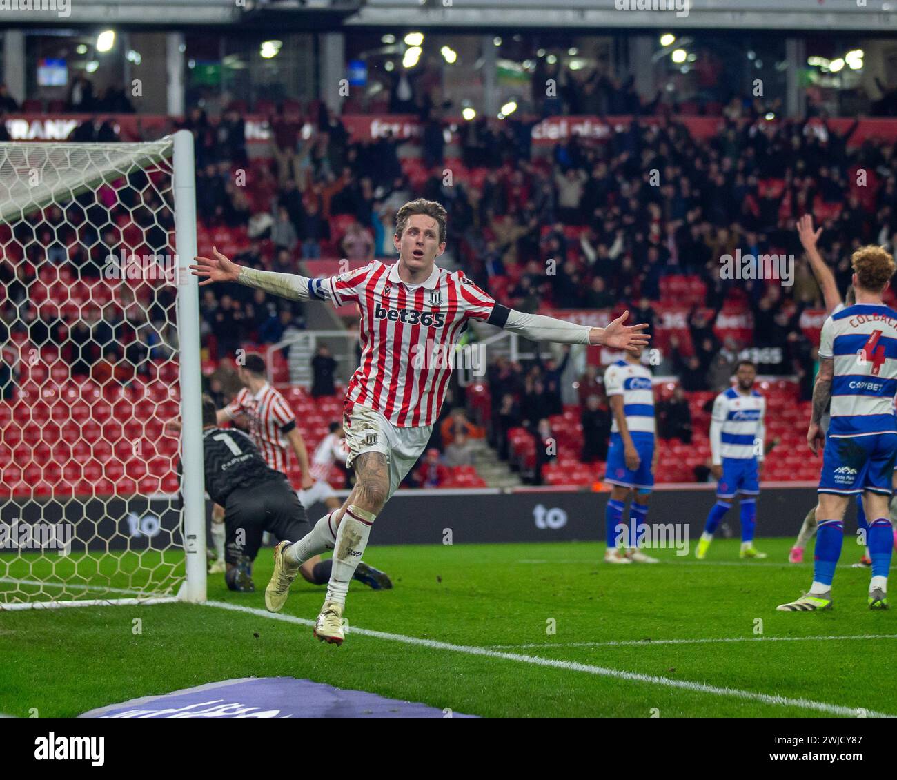 14 febbraio 2024; Bet365 Stadium, Stoke, Staffordshire, Inghilterra; EFL Championship Football, Stoke City contro Queens Park Rangers; Wouter Burger di Stoke City celebra il gol al 45° minuto per arrivare a 1-0 Foto Stock