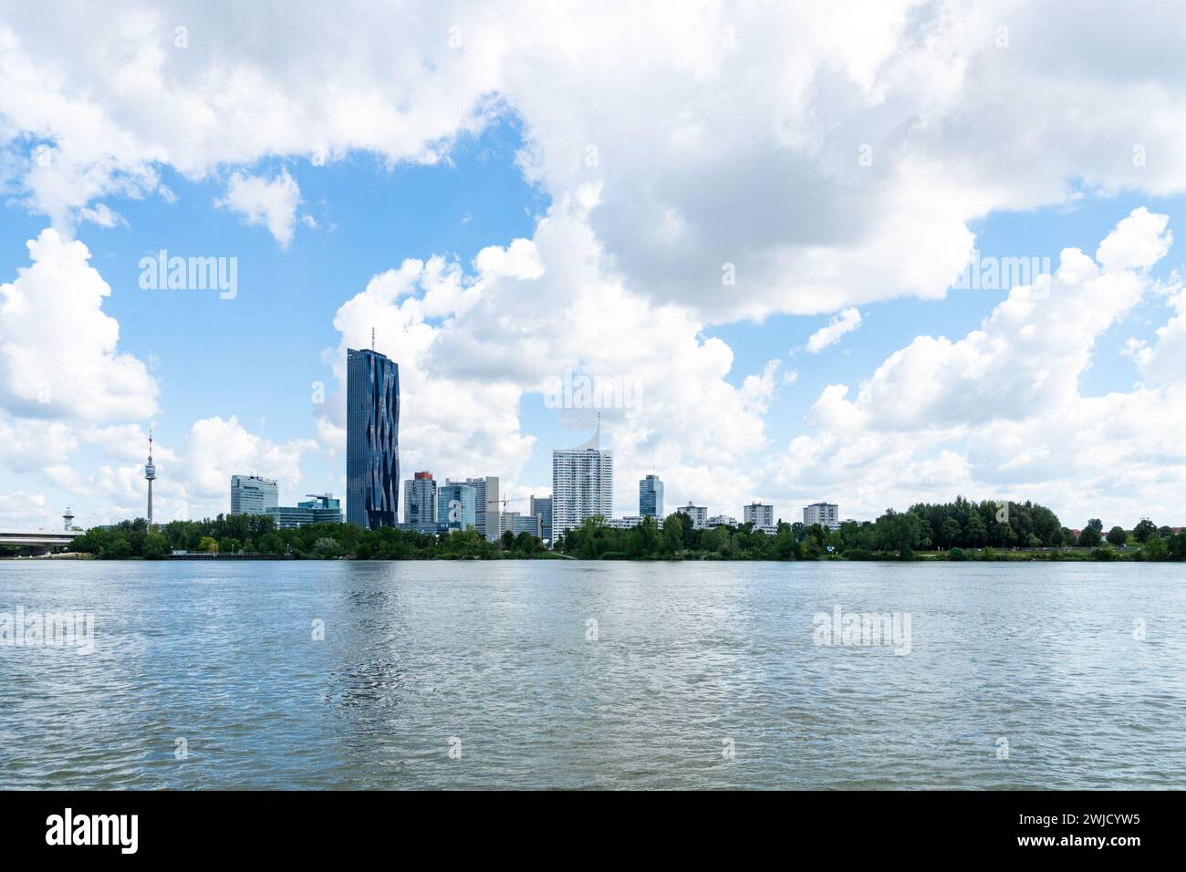 Lo skyline di Donau a Vienna e la DC-Tower, il grattacielo più alto dell'Austria. Foto Stock