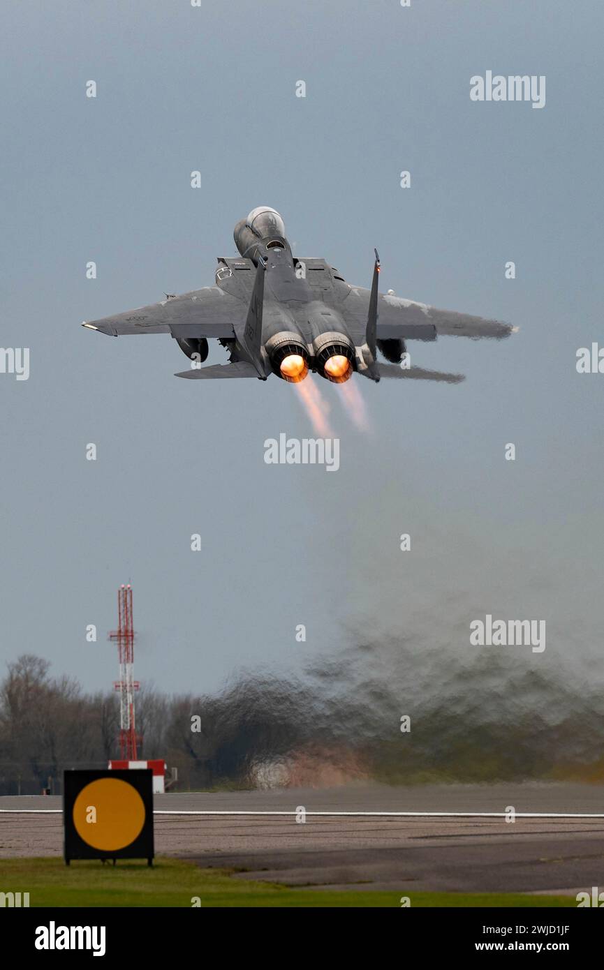 Suffolk, Regno Unito. 13 febbraio 2024. Un caccia F-15E Strike Eagle della U.S. Air Force assegnato al 492nd Fighter Squadron, decolla dalla RAF Lakenheath, il 13 febbraio 2024 a Suffolk, Inghilterra, Regno Unito. Crediti: A1C Alexander Vasquez/U.S. Air Force/Alamy Live News Foto Stock Suffolk, Regno Unito. 13 febbraio 2024. Un caccia F-15E Strike Eagle della U.S. Air Force assegnato al 492nd Fighter Squadron, decolla dalla RAF Lakenheath, il 13 febbraio 2024 a Suffolk, Inghilterra, Regno Unito. Crediti: A1C Alexander Vasquez/U.S. Air Force/Alamy Live News Foto Stock