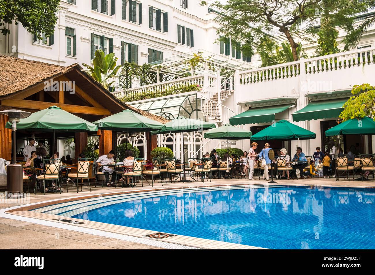 Gli ospiti dell'hotel possono pranzare presso il ristorante con giardino, Sofitel Legend Metropole, Hanoi Vietnam Foto Stock