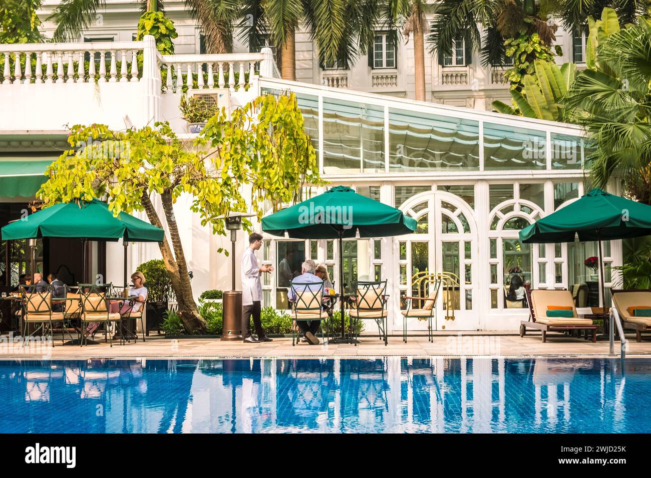 Gli ospiti dell'hotel possono pranzare presso il ristorante con giardino interno, Sofitel Legend Metropole, Hanoi Vietnam Foto Stock