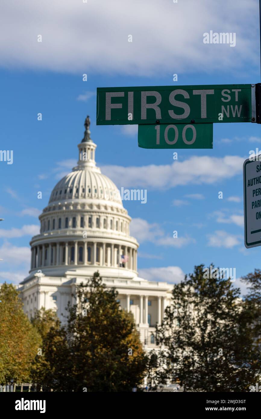 Segnale della prima strada a Washington DC. Edificio del Campidoglio sullo sfondo. Foto Stock