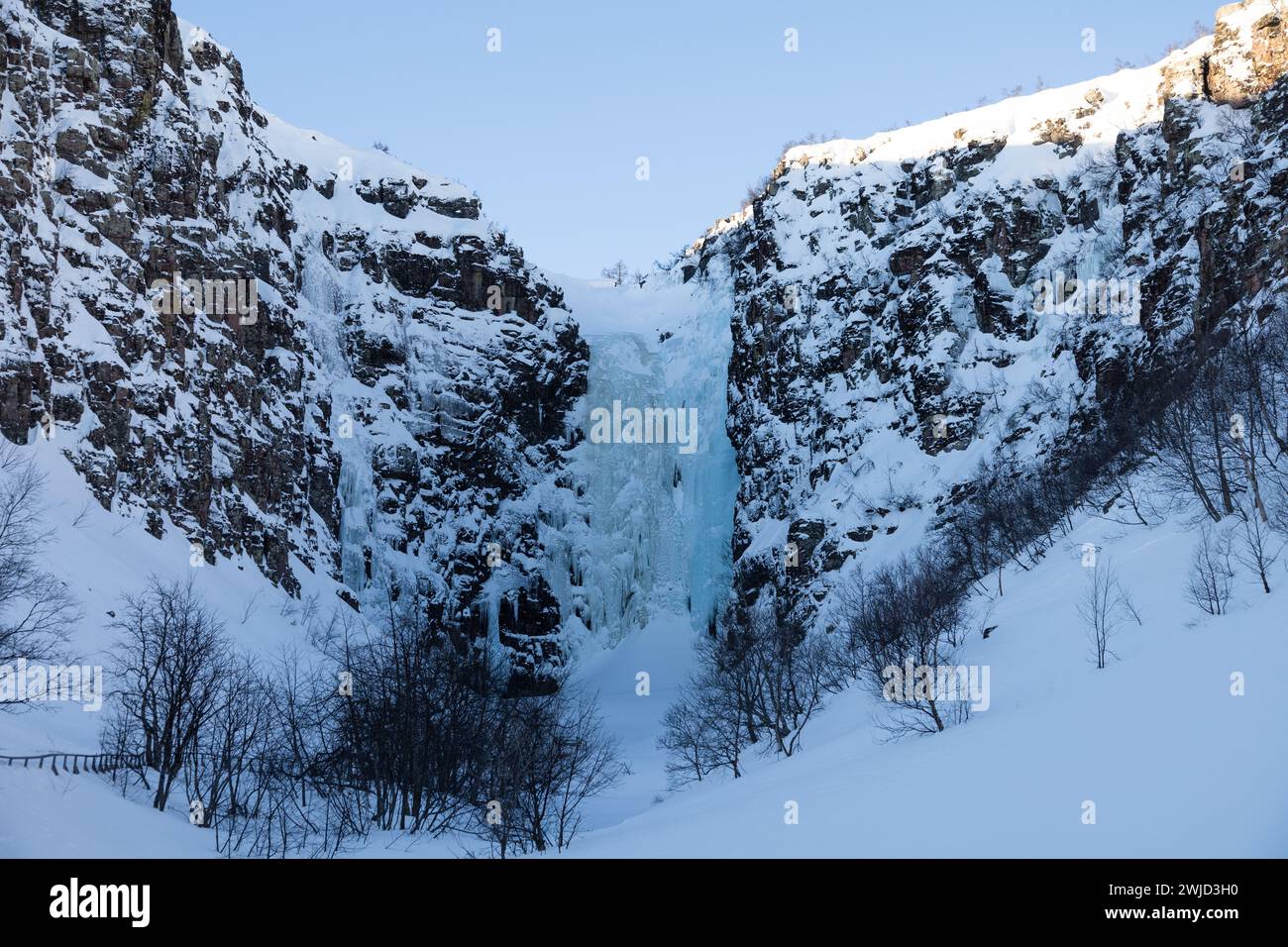 Njupeskär l'acqua cade ghiacciata in inverno. È la cascata più alta della Svezia. Girato in Svezia, Scandinavia Foto Stock