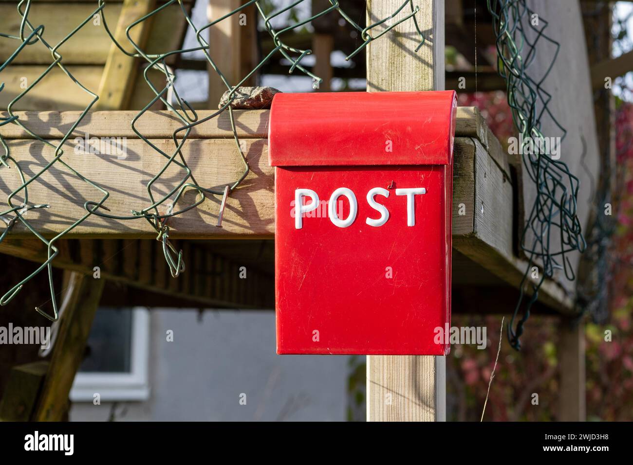 Cassetta postale rossa in metallo con lettere bianche fuori casa residenziale Foto Stock