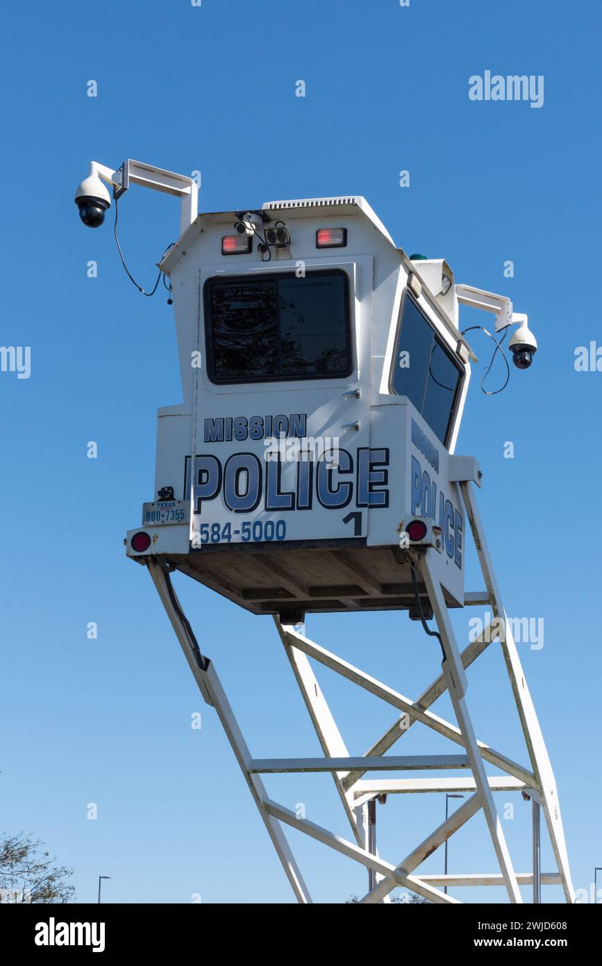 Una torre mobile di sorveglianza della polizia, una torre di osservazione della polizia per la sicurezza nella valle del Rio grande a Mission, Texas, Stati Uniti. Foto Stock
