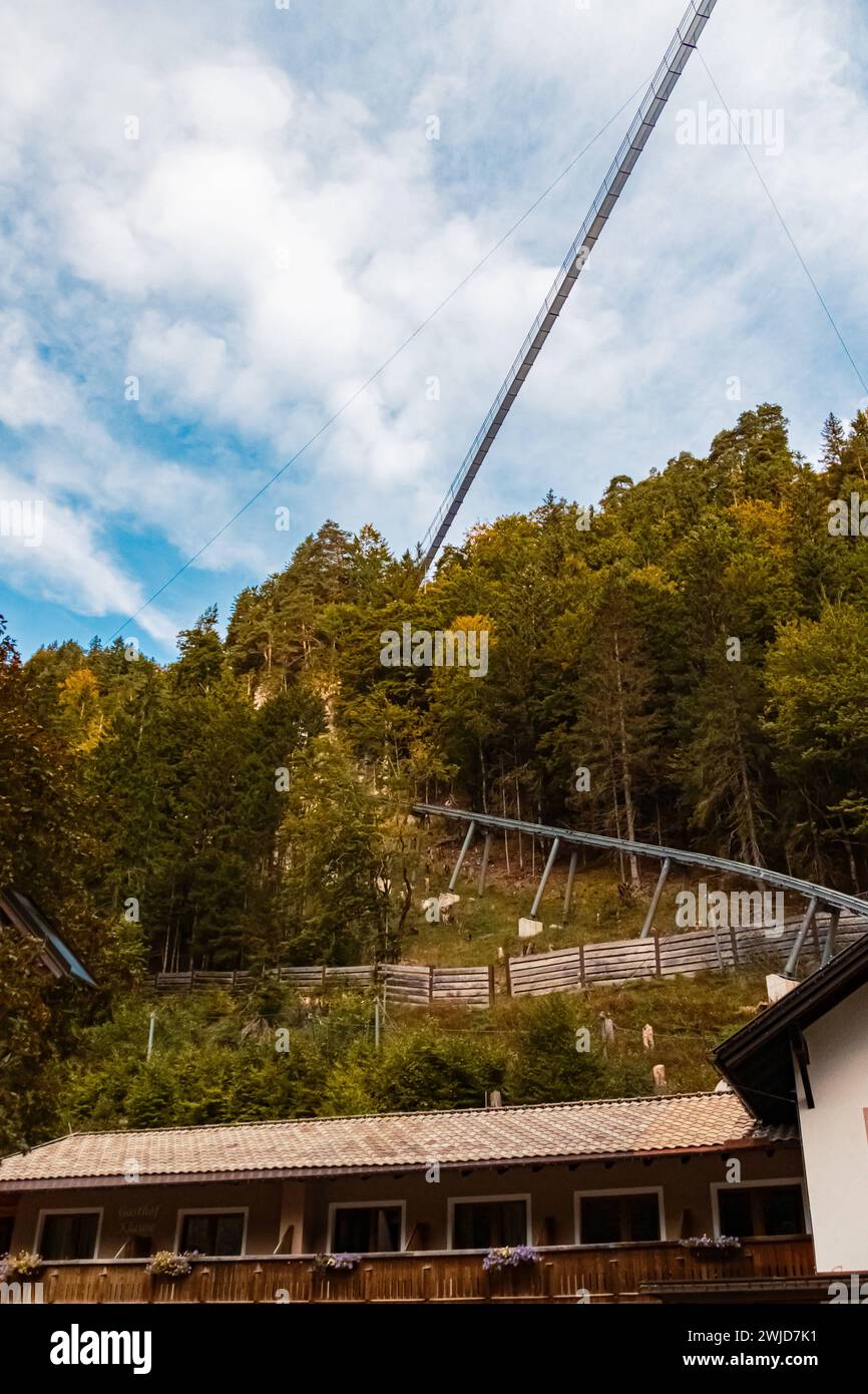 Vista alpina estiva presso il famoso ponte sospeso Highline 179 e le rovine del castello di Ehrenberg vicino a Reutte, Tirolo, Austria Highline179 AX 001 Foto Stock