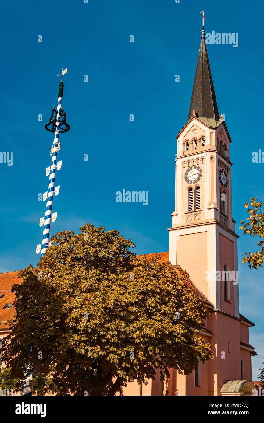 Chiesa e maypole in una giornata estiva di sole a Plattling, Isar, Deggendorf, Baviera, Germania Plattling AV Foto Stock