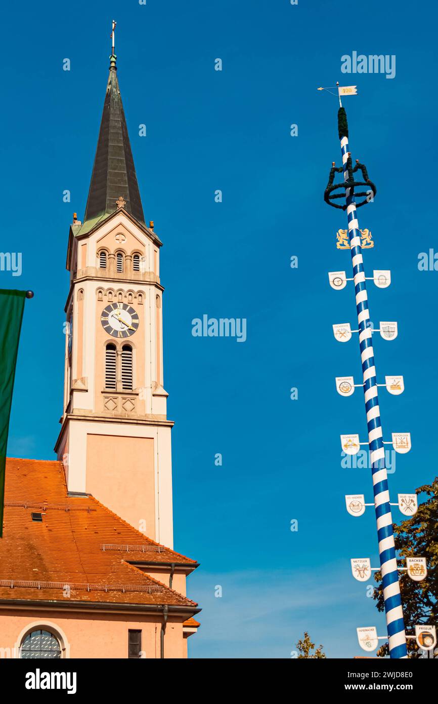 Chiesa e un maypole in una giornata estiva di sole a Plattling, Isar, Deggendorf, Baviera, Germania  MG 0127 Foto Stock