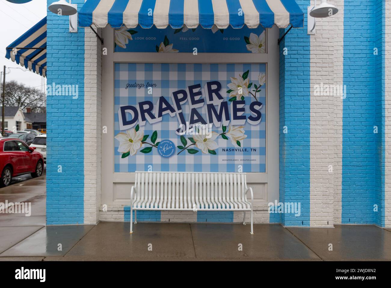 La facciata a strisce blu e bianche del flagship store Draper James nel quartiere 12South, un quartiere alla moda di Nashville, Tennessee, USA. Foto Stock