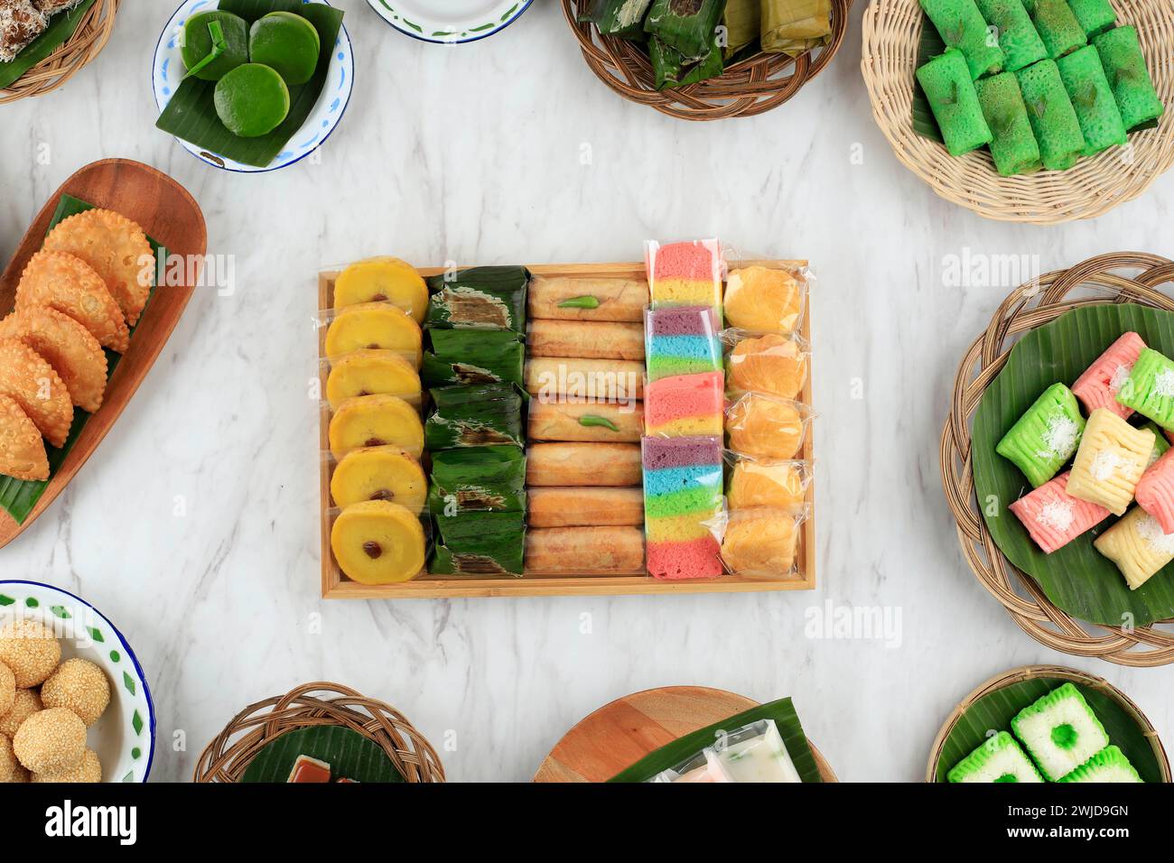 Vista dall'alto di Jajan Pasar, varie torte tradizionali indonesiane di Kue Basah sul tavolo bianco Foto Stock