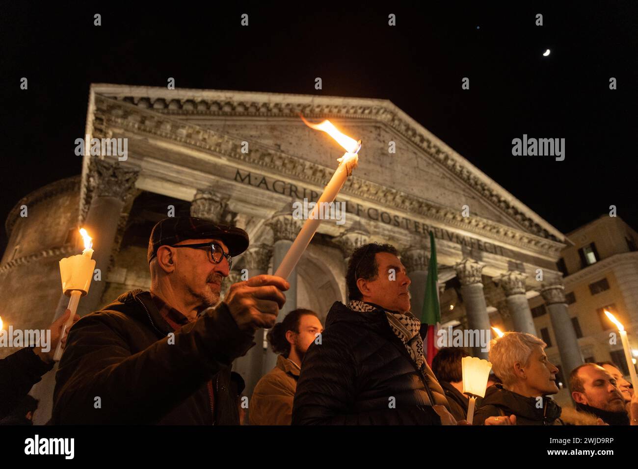 Roma, Italia. 14 febbraio 2024. Fiaccolata davanti al Pantheon a Roma per chiedere l'uscita di Ilaria Salis (foto di Matteo Nardone/Pacific Press/Sipa USA) credito: SIPA USA/Alamy Live News Foto Stock