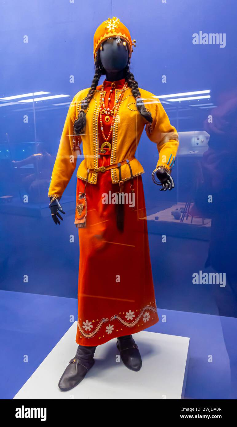 Ricostruzione dell'abbigliamento e dei gioielli di una nobile donna Kangui o Kangju, II secolo a.C., IV secolo d.C., Kazakistan Foto Stock
