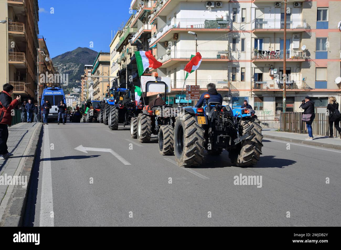 14 febbraio 2024, Salerno, Campania/Salerno, Italia: La mattina del 14 febbraio arrivarono a Salerno, dopo un lungo viaggio dalla città di Pontecagnano Faiano, oltre 100 trattori. Contadini della provincia di Salerno che si unirono con la loro guarnigione alla mobilitazione che sta attraversando l'Italia dal Nord al Sud del Paese. Proteste contro le politiche della Comunità europea in materia di gestione dell'agricoltura. Difesa del Made in Italy contro le importazioni straniere di prodotti non genuini come quelli della nostra terra. Sui trattori sono presenti solo le bandiere dell'Italia e nessuna associazione o ordine di acquisto Foto Stock