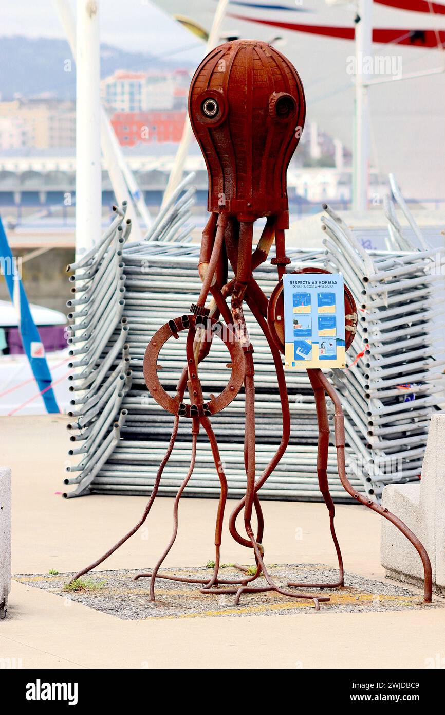 Una scultura rustica di polpo che saluta i clienti al bar di Nemo a la Coruna, in Spagna. Realizzati con rottami metallici come i tubi di scarico dei veicoli. Foto Stock