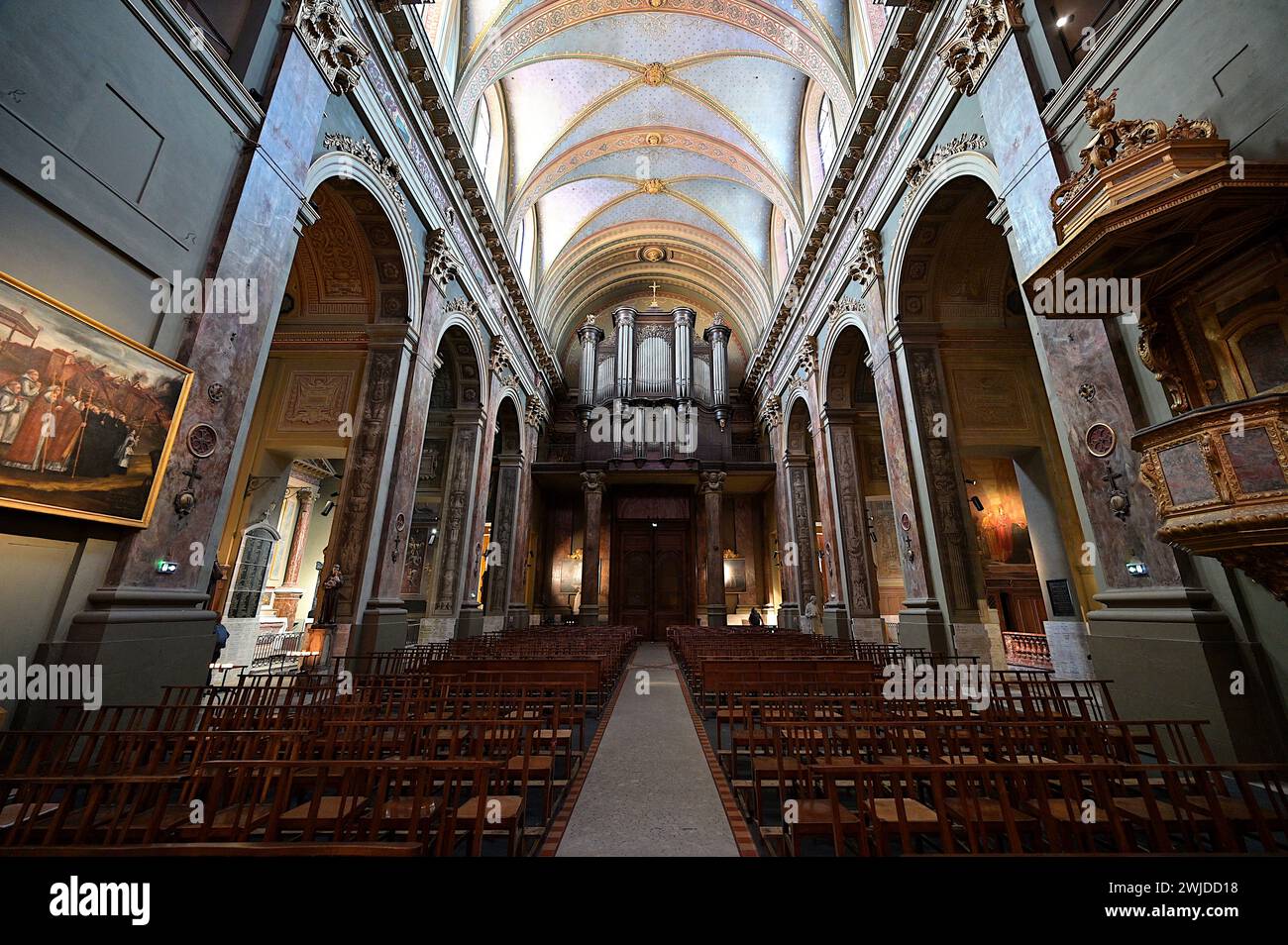 Vista dell'organo della tribuna, un monumento storico nazionale, e navata centrale presso Notre-Dame de la Daurade, Tolosa, Francia Foto Stock