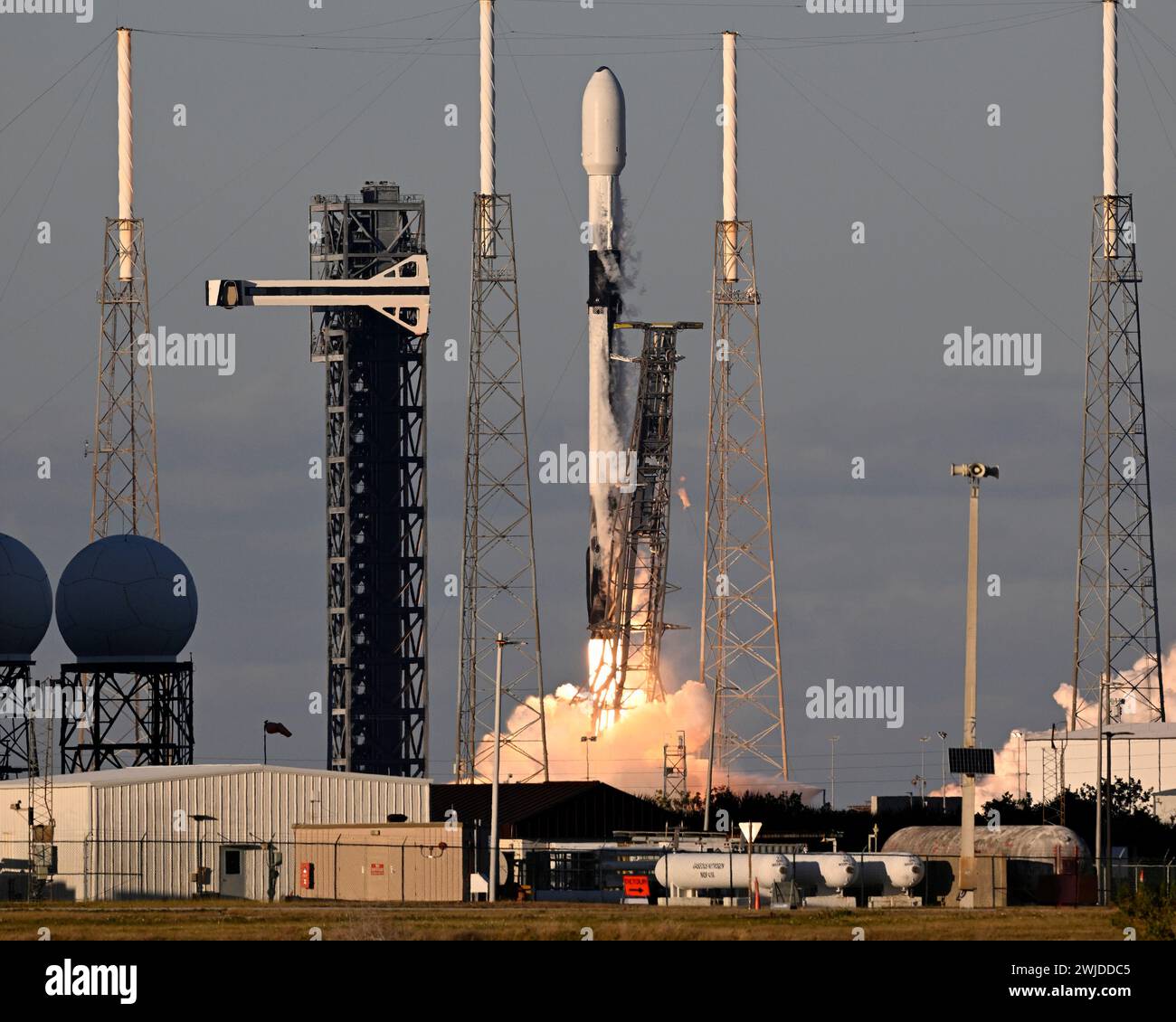 Un razzo Falcon 9 SpaceX lancia sei satelliti nella missione USSF-124 dal Launch Complex 40 alle 17:30 dalla Cape Canaveral Space Force Station, Florida, mercoledì 14 febbraio 2024. Due dei satelliti sono per la Missile Defense Agency e quattro per la Space Force Space Development Agency. Questo è il primo di tre lanci per SpaceX nelle prossime nove ore. Foto di Joe Marino/UPI credito: UPI/Alamy Live News Foto Stock