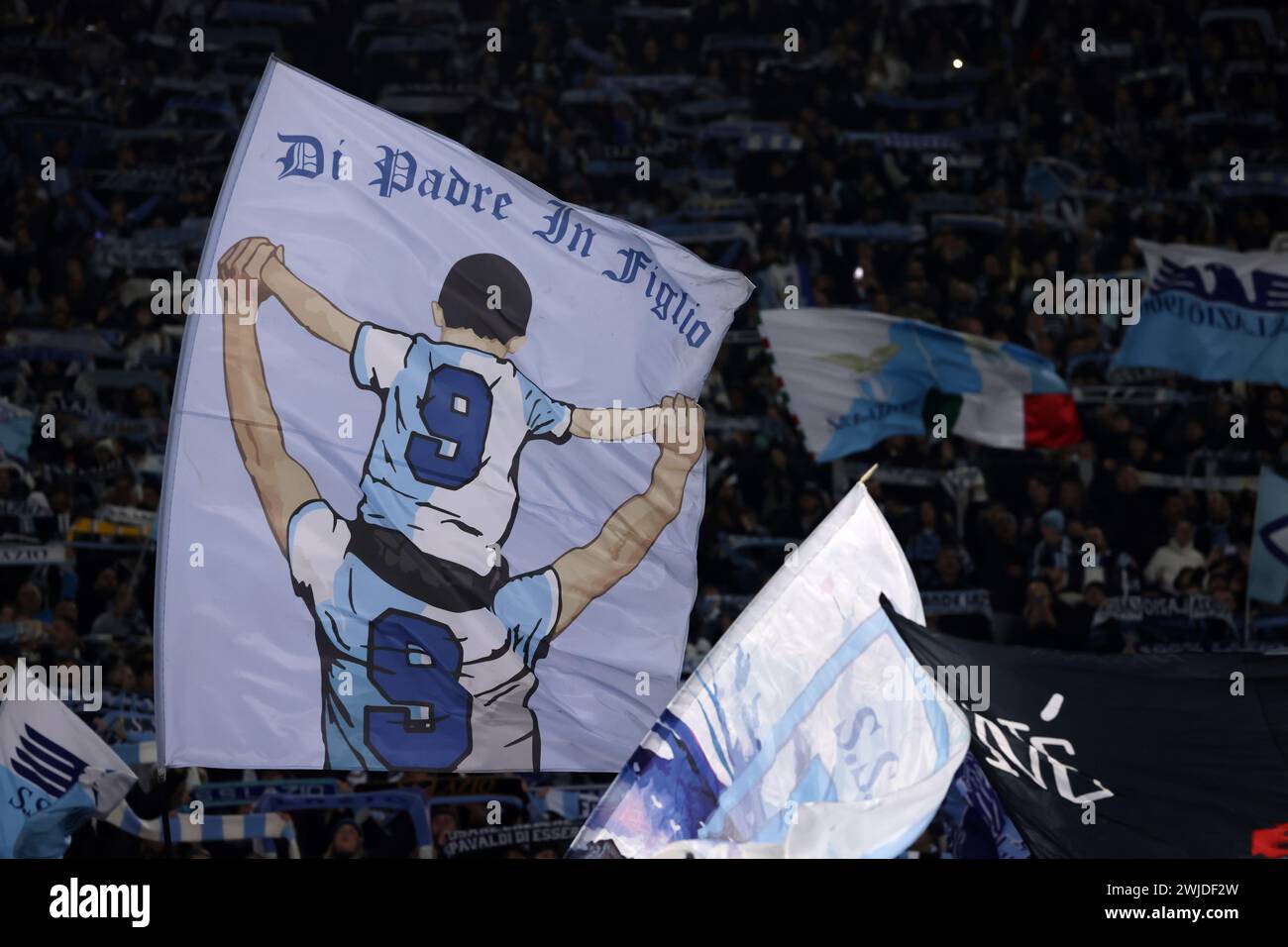 Roma, Italia. 14 febbraio 2024. I tifosi delle SS Lazio sventolano bandiere e tifo per la loro squadra durante la partita di UEFA Champions League all'Olimpico di Roma. Il credito per immagini dovrebbe essere: Jonathan Moscrop/Sportimage Credit: Sportimage Ltd/Alamy Live News Foto Stock