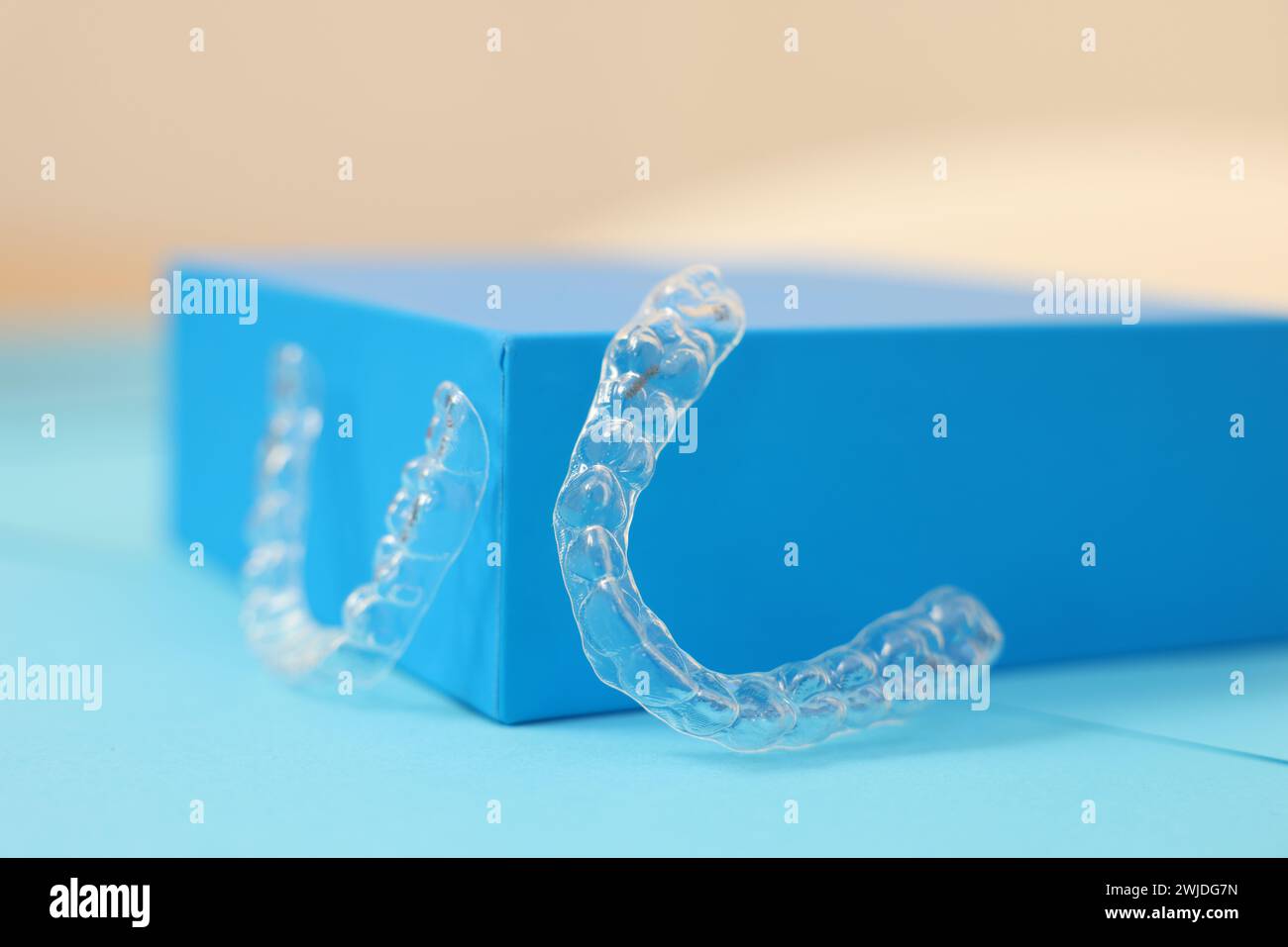Allineatori dentali trasparenti su sfondo a colori, primo piano Foto Stock
