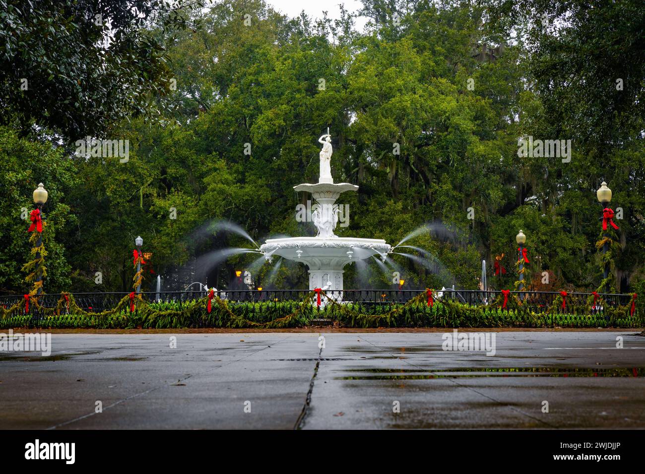 Splendida fontana d'epoca al Forsyth Park di Savannah, attrazione locale della Georgia Foto Stock