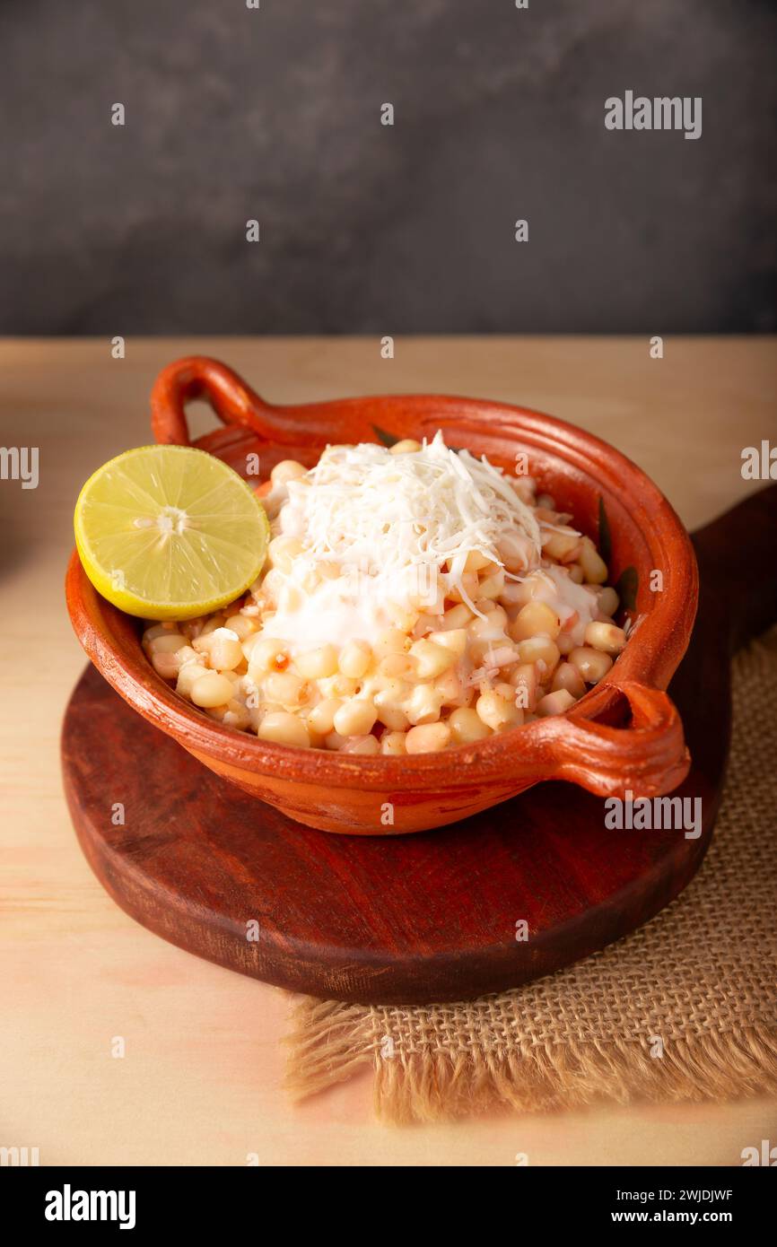 Esquites. Chicchi di mais cotti e serviti con maionese, panna acida, limone e peperoncino in polvere, cibo di strada molto popolare in Messico, noto anche come Elote en Vas Foto Stock