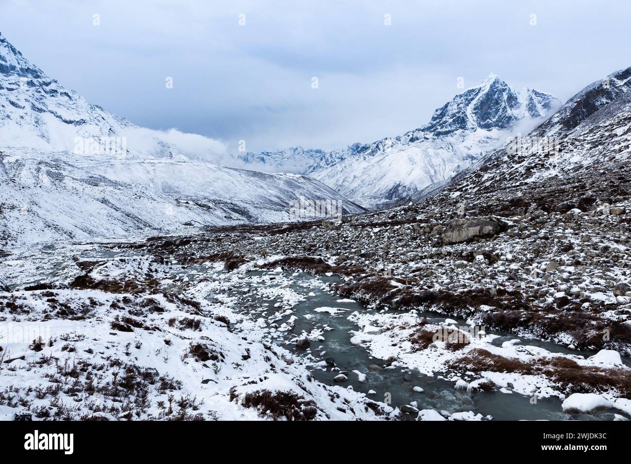 Valle di Chukhung sul campo base dell'Everest, fai un'escursione nella giornata innevata. Montagne himalayane nella neve. Nepal. Foto Stock