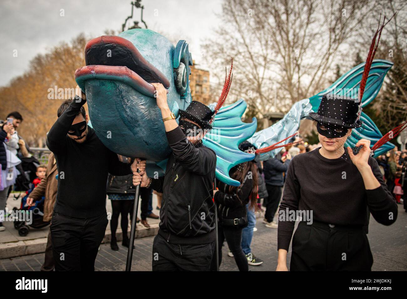 Madrid, Spagna. 14 febbraio 2024. Un gruppo di fratelli della confraternita sardina porta una sardina gigante come supporto durante la celebrazione della sepoltura della parata sardina che ha girato le strade di Madrid. Questo 14 febbraio, mercoledì delle ceneri, ha segnato la fine del Carnevale con la tradizionale sepoltura della sardina. A Madrid, come è tradizione ogni anno, è in carica la "Gioiosa Confraternita della sepoltura della sarda”. (Foto di David Canales/SOPA Images/Sipa USA) credito: SIPA USA/Alamy Live News Foto Stock
