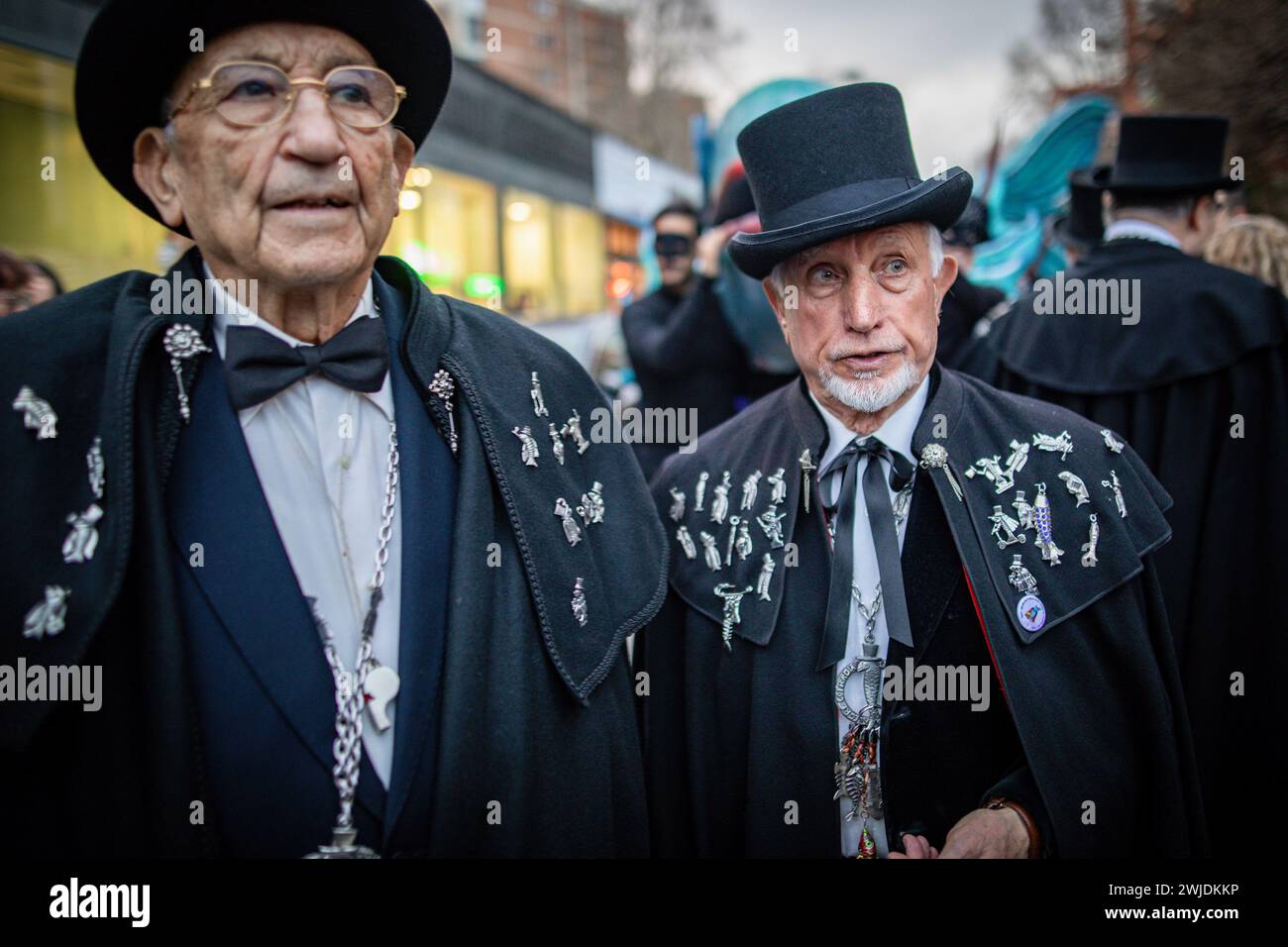 Madrid, Spagna. 14 febbraio 2024. Un paio di fratelli della fratellanza Sardina, durante la celebrazione della sepoltura della parata Sardine, hanno visitato le strade di Madrid. Questo 14 febbraio, mercoledì delle ceneri, ha segnato la fine del Carnevale con la tradizionale sepoltura della sardina. A Madrid, come è tradizione ogni anno, è in carica la "Gioiosa Confraternita della sepoltura della sarda”. (Foto di David Canales/SOPA Images/Sipa USA) credito: SIPA USA/Alamy Live News Foto Stock