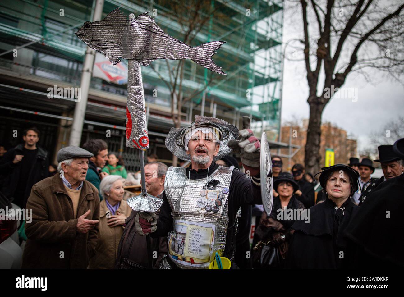 Madrid, Spagna. 14 febbraio 2024. Un fratello vestito in alluminio porta una sardina di alluminio durante la celebrazione della sepoltura della parata Sardine che ha girato le strade di Madrid. Questo 14 febbraio, mercoledì delle ceneri, ha segnato la fine del Carnevale con la tradizionale sepoltura della sardina. A Madrid, come è tradizione ogni anno, è in carica la "Gioiosa Confraternita della sepoltura della sarda”. (Foto di David Canales/SOPA Images/Sipa USA) credito: SIPA USA/Alamy Live News Foto Stock