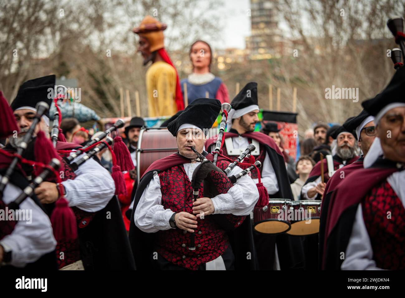 Madrid, Spagna. 14 febbraio 2024. Un gruppo di cornamuse sfilano durante la celebrazione della sepoltura della parata Sardine che ha girato le strade di Madrid. Questo 14 febbraio, mercoledì delle ceneri, ha segnato la fine del Carnevale con la tradizionale sepoltura della sardina. A Madrid, come è tradizione ogni anno, è in carica la "Gioiosa Confraternita della sepoltura della sarda”. (Foto di David Canales/SOPA Images/Sipa USA) credito: SIPA USA/Alamy Live News Foto Stock