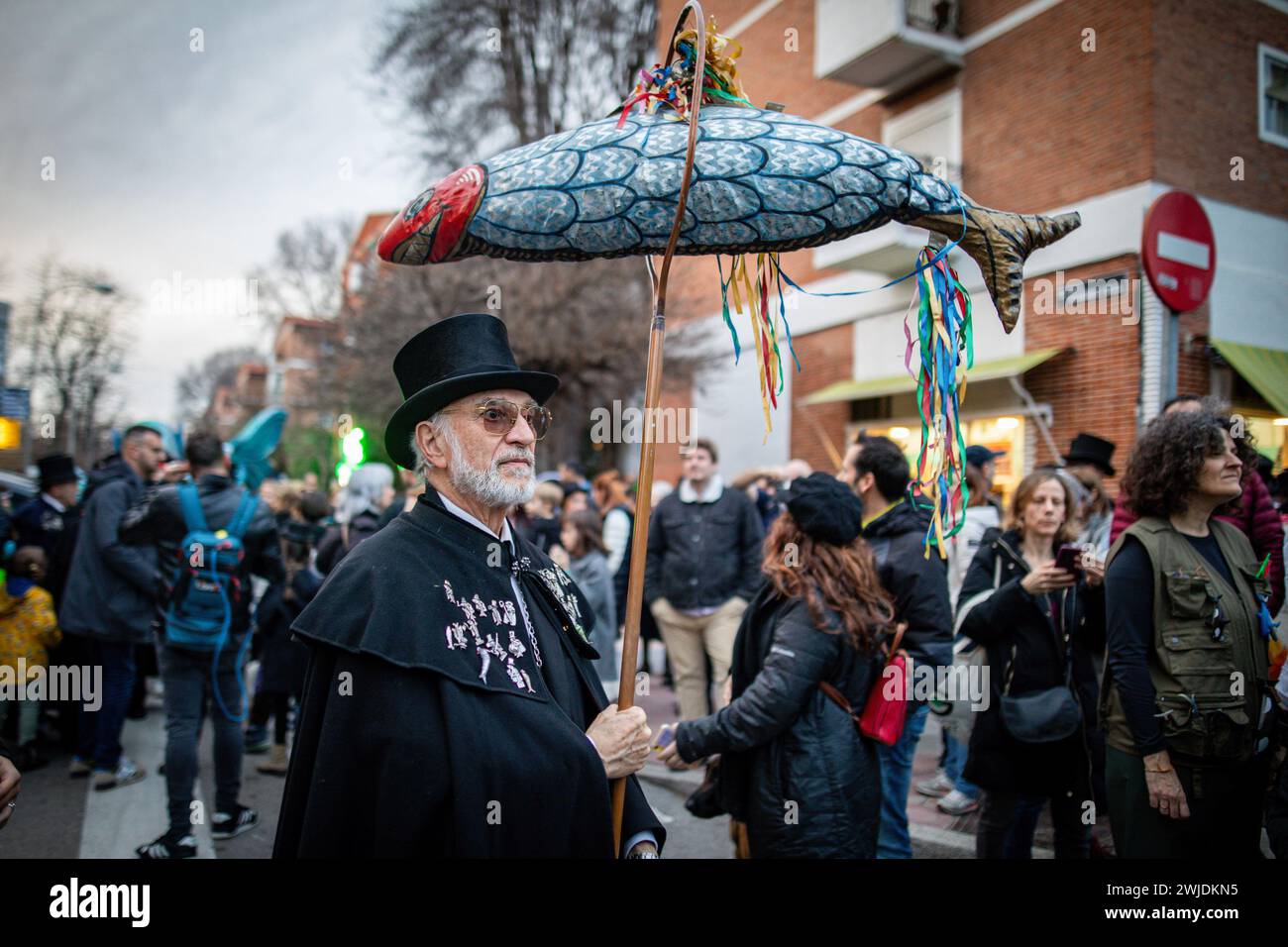 Madrid, Spagna. 14 febbraio 2024. Un fratello porta una sardina di plastica durante la celebrazione della sepoltura della parata delle Sardine che ha girato le strade di Madrid. Questo 14 febbraio, mercoledì delle ceneri, ha segnato la fine del Carnevale con la tradizionale sepoltura della sardina. A Madrid, come è tradizione ogni anno, è in carica la "Gioiosa Confraternita della sepoltura della sarda”. (Foto di David Canales/SOPA Images/Sipa USA) credito: SIPA USA/Alamy Live News Foto Stock