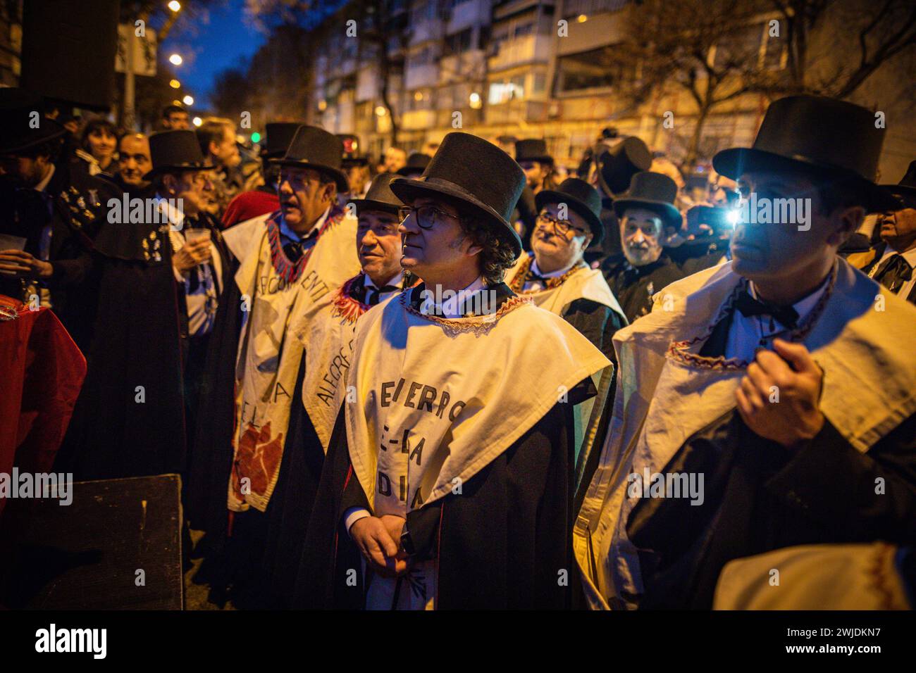 Madrid, Spagna. 14 febbraio 2024. Nell'immagine un gruppo di fratelli della fratellanza Sardina, durante la celebrazione della sepoltura della parata Sardine che ha girato le strade di Madrid. Questo 14 febbraio, mercoledì delle ceneri, ha segnato la fine del Carnevale con la tradizionale sepoltura della sardina. A Madrid, come è tradizione ogni anno, è in carica la "Gioiosa Confraternita della sepoltura della sarda”. (Foto di David Canales/SOPA Images/Sipa USA) credito: SIPA USA/Alamy Live News Foto Stock