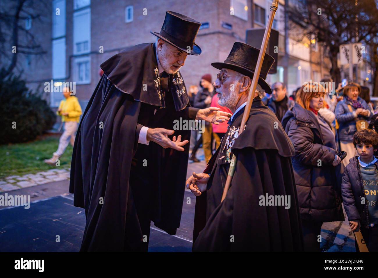 Madrid, Spagna. 14 febbraio 2024. Un paio di fratelli della fratellanza Sardina, durante la celebrazione della sepoltura della parata Sardine, hanno visitato le strade di Madrid. Questo 14 febbraio, mercoledì delle ceneri, ha segnato la fine del Carnevale con la tradizionale sepoltura della sardina. A Madrid, come è tradizione ogni anno, è in carica la "Gioiosa Confraternita della sepoltura della sarda”. (Foto di David Canales/SOPA Images/Sipa USA) credito: SIPA USA/Alamy Live News Foto Stock