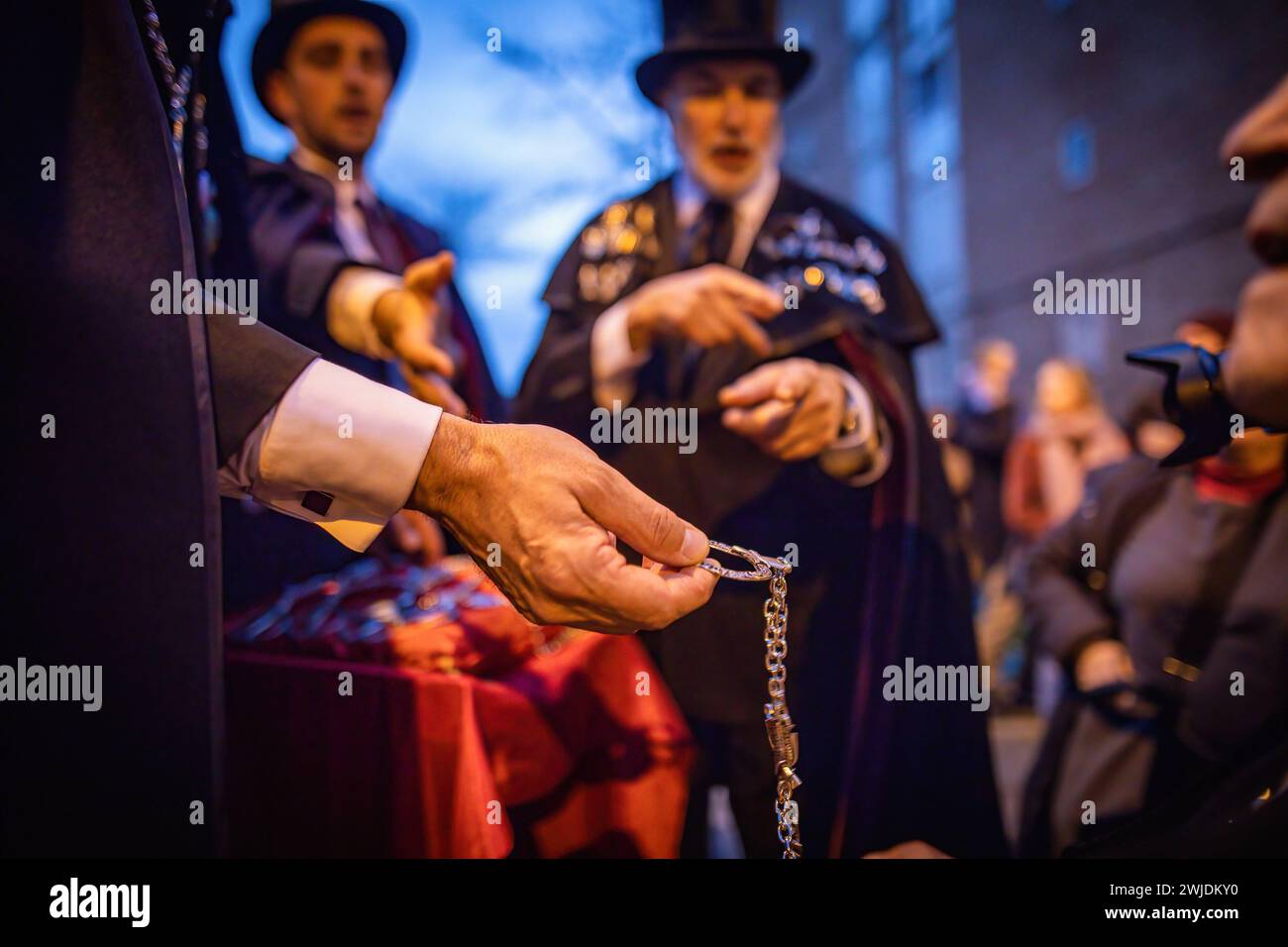 Madrid, Spagna. 14 febbraio 2024. Un fratello mostra una medaglia durante la celebrazione della sepoltura della parata Sardine che ha girato le strade di Madrid. Questo 14 febbraio, mercoledì delle ceneri, ha segnato la fine del Carnevale con la tradizionale sepoltura della sardina. A Madrid, come è tradizione ogni anno, è in carica la "Gioiosa Confraternita della sepoltura della sarda”. Credito: SOPA Images Limited/Alamy Live News Foto Stock