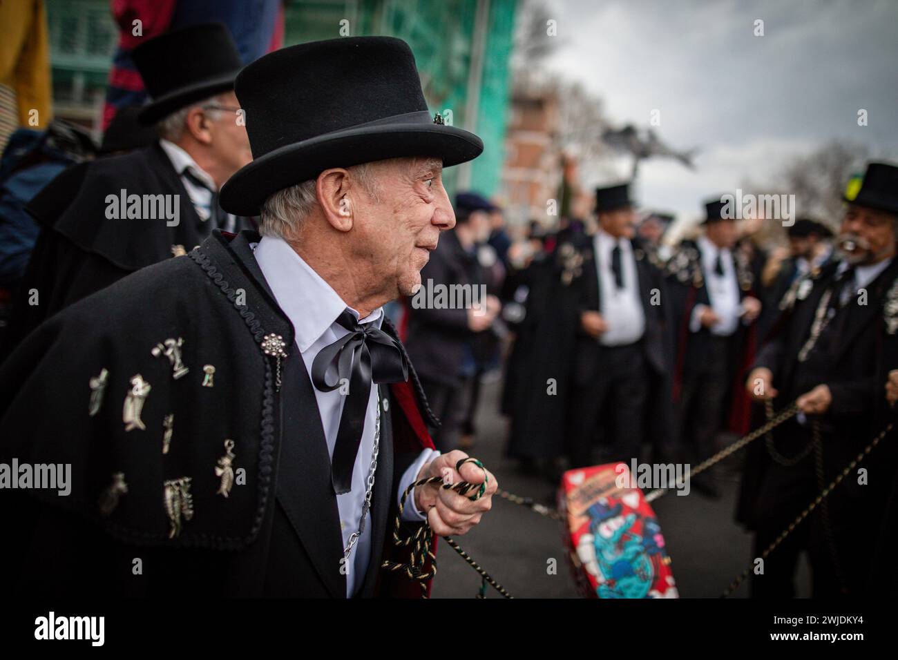 Madrid, Spagna. 14 febbraio 2024. Immagine di un fratello della fratellanza Sardina, durante la celebrazione della sepoltura della parata Sardine che ha girato le strade di Madrid. Questo 14 febbraio, mercoledì delle ceneri, ha segnato la fine del Carnevale con la tradizionale sepoltura della sardina. A Madrid, come è tradizione ogni anno, è in carica la "Gioiosa Confraternita della sepoltura della sarda”. Credito: SOPA Images Limited/Alamy Live News Foto Stock