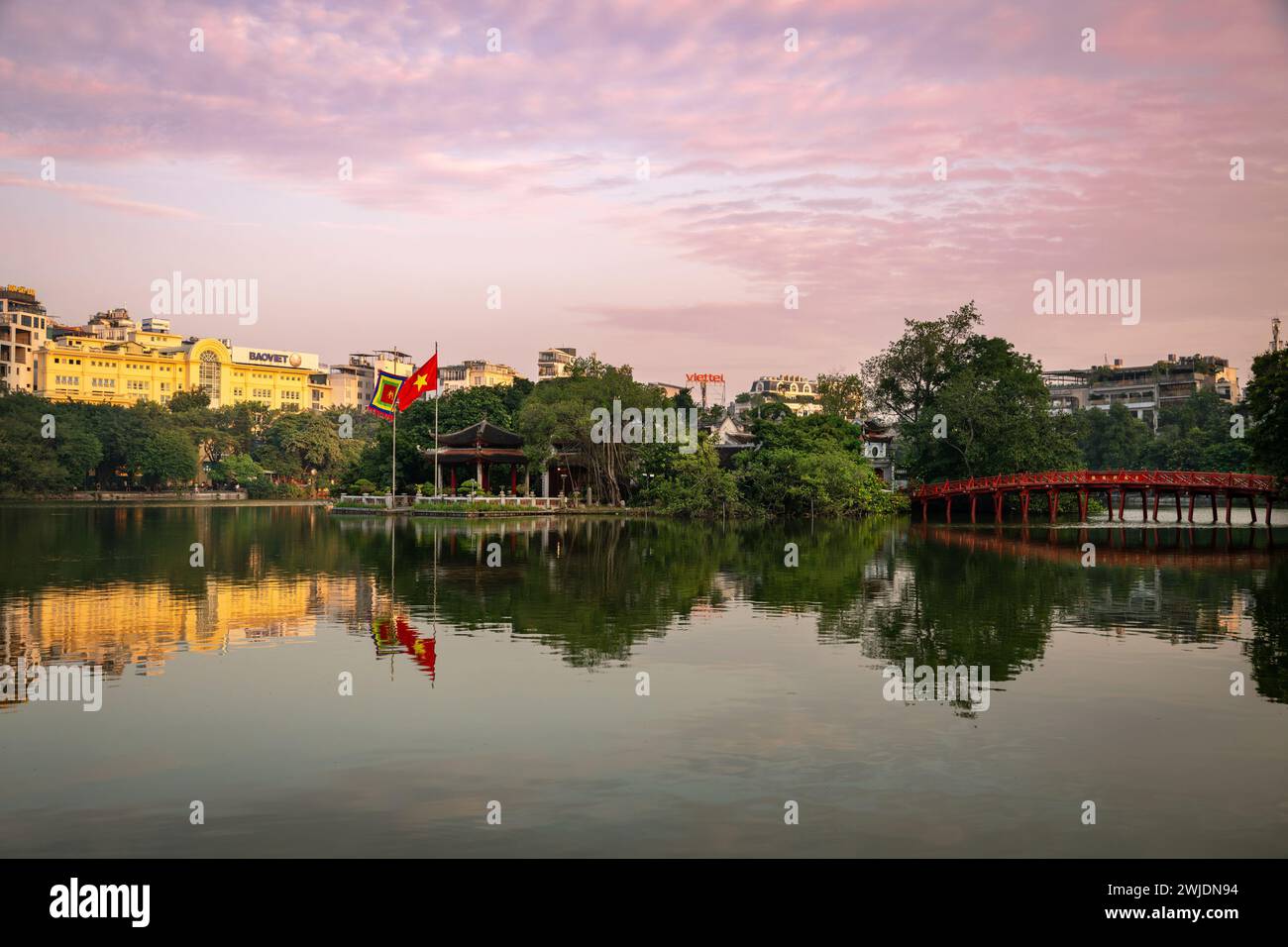 Alba sul lago Hoan Kiem ad Hanoi, Vietnam. Mostra anche il Ponte Huc (ponte rosso) e il Tempio Ngoc Son Foto Stock