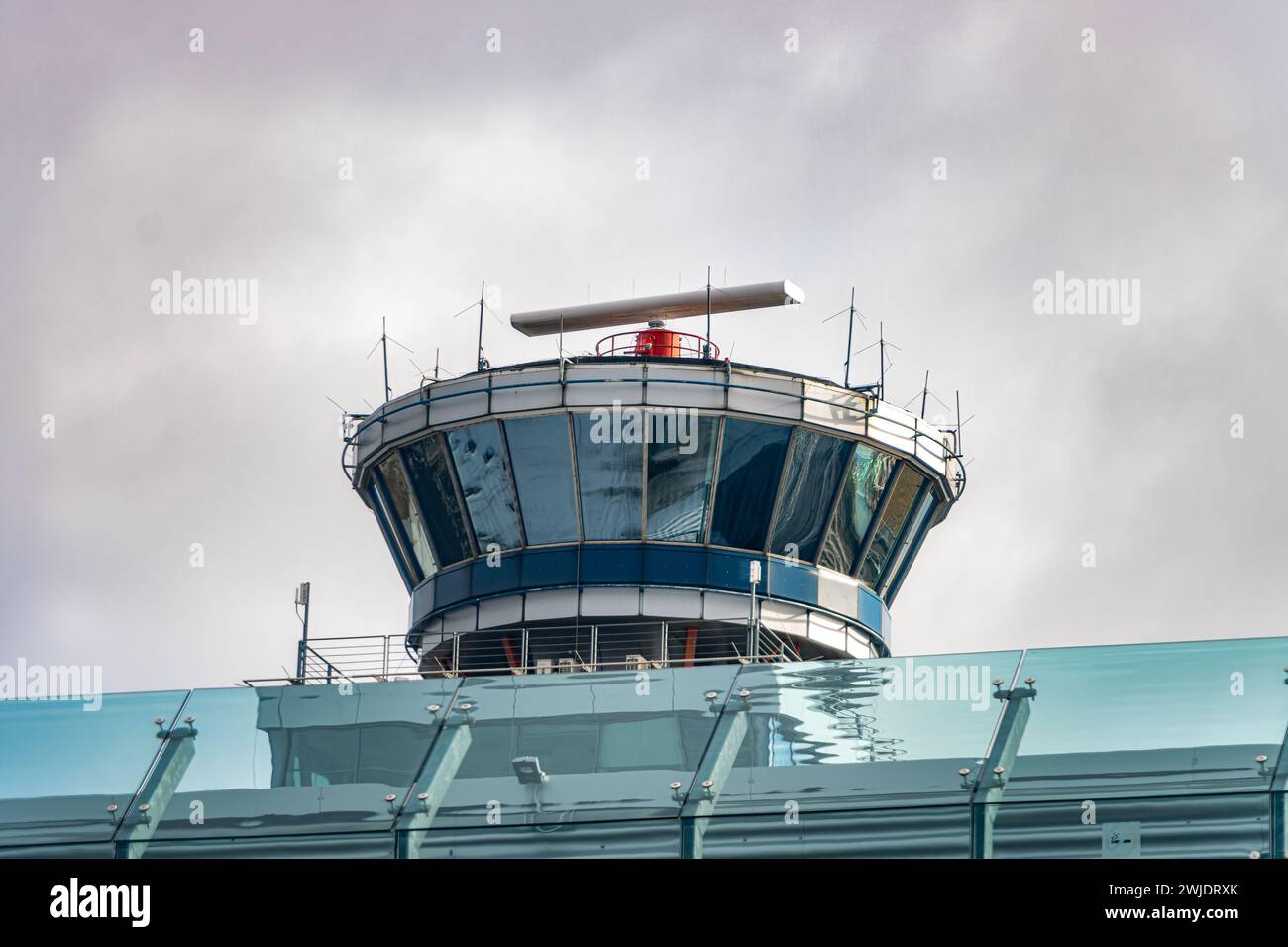 Torre di controllo con radar rotante all'aeroporto Foto Stock