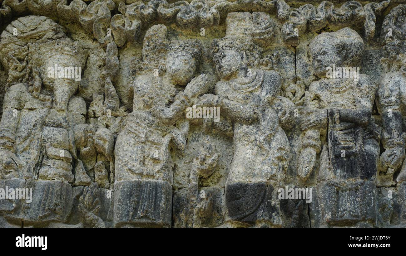 Rilievo sulla parete del tempio Tegowangi a Kediri, Giava orientale. Questo tempio è il luogo del Bhre Matahun Pendharmaan Foto Stock