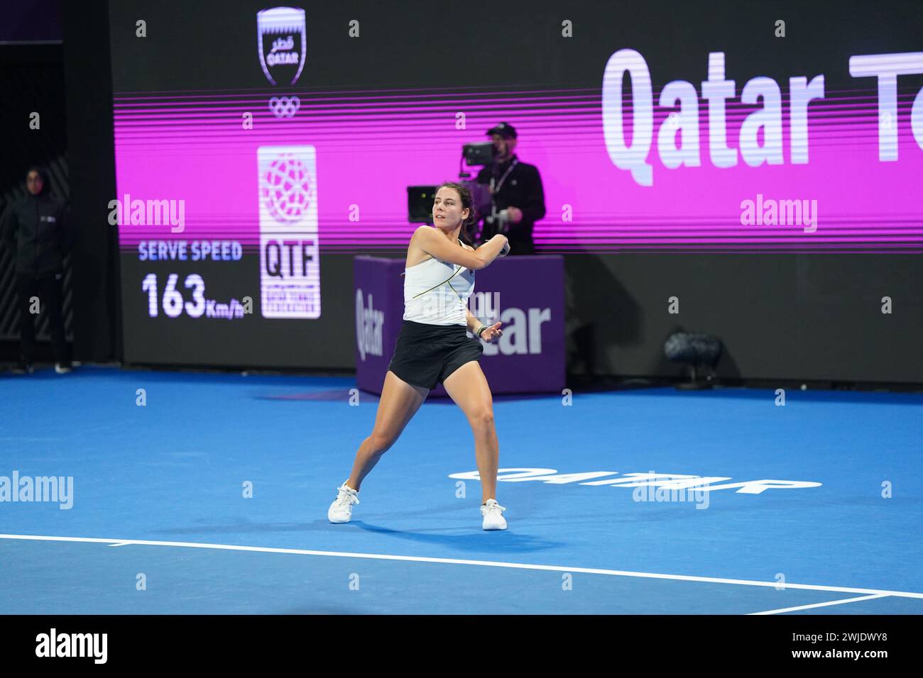 Emma Navarro torna a Elena Rybakina durante la partita al Qatar TotalEnergies Open 2024 al Khalifa International Tennis and Squash Complex di Doha mercoledì 14 febbraio 2024. Elena Rybakina ha battuto in finale Emma Navarro 6-1 6-7(6) 6-4 nel terzo turno di Doha mercoledì. Rybakina affronterà Leylah Annie Fernandez negli alloggi. Foto Stock