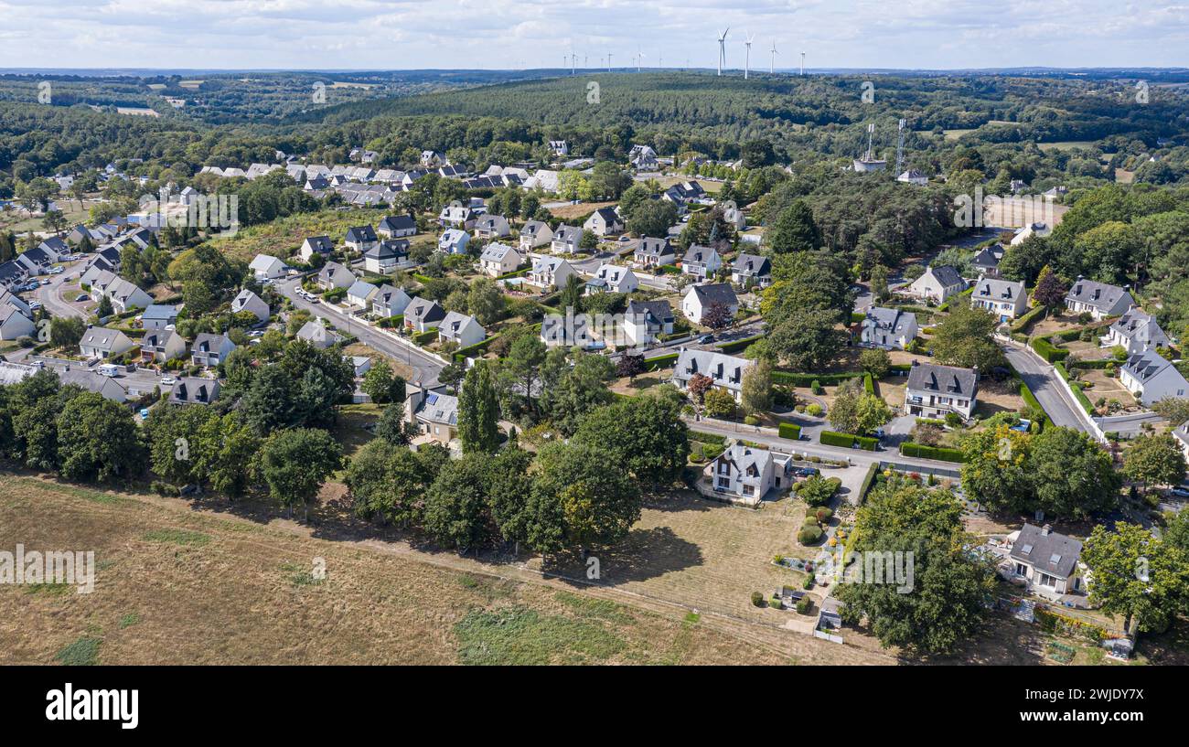 La Gacilly, Francia. 14 febbraio 2024: Il villaggio, famoso per ospitare la casa e la sede principale del marchio di cosmetici Yves Rocher, e il parco eolico a turbina Alstom Power 110 di Landes de Couesme situato nei comuni di la Gacilly, Les Fougerets e Saint-Martin-sur-oust (regione della Bretagna). Il primo lavoro del progetto di ampliamento del parco eolico, una partnership tra ENGIE Green e 56 Energies, inizia questo mese e si concluderà con l'installazione di 3 turbine eoliche aggiuntive dall'autunno del 2024 e la loro messa in servizio nel 2025 per produrre più energia elettrica verde. Crediti: Kevin Izorce/Alamy Live News Foto Stock