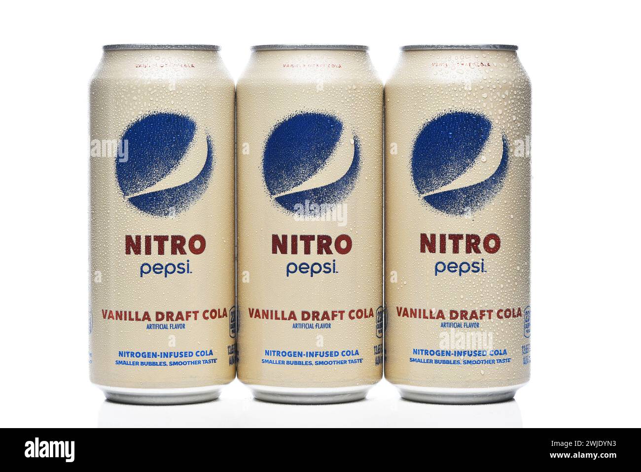 IRVINE, CALIFORNIA- 12 febbraio 2024: Tre lattine di Pepsi Nitro Vanilla Draft Cola, con condensa. Foto Stock