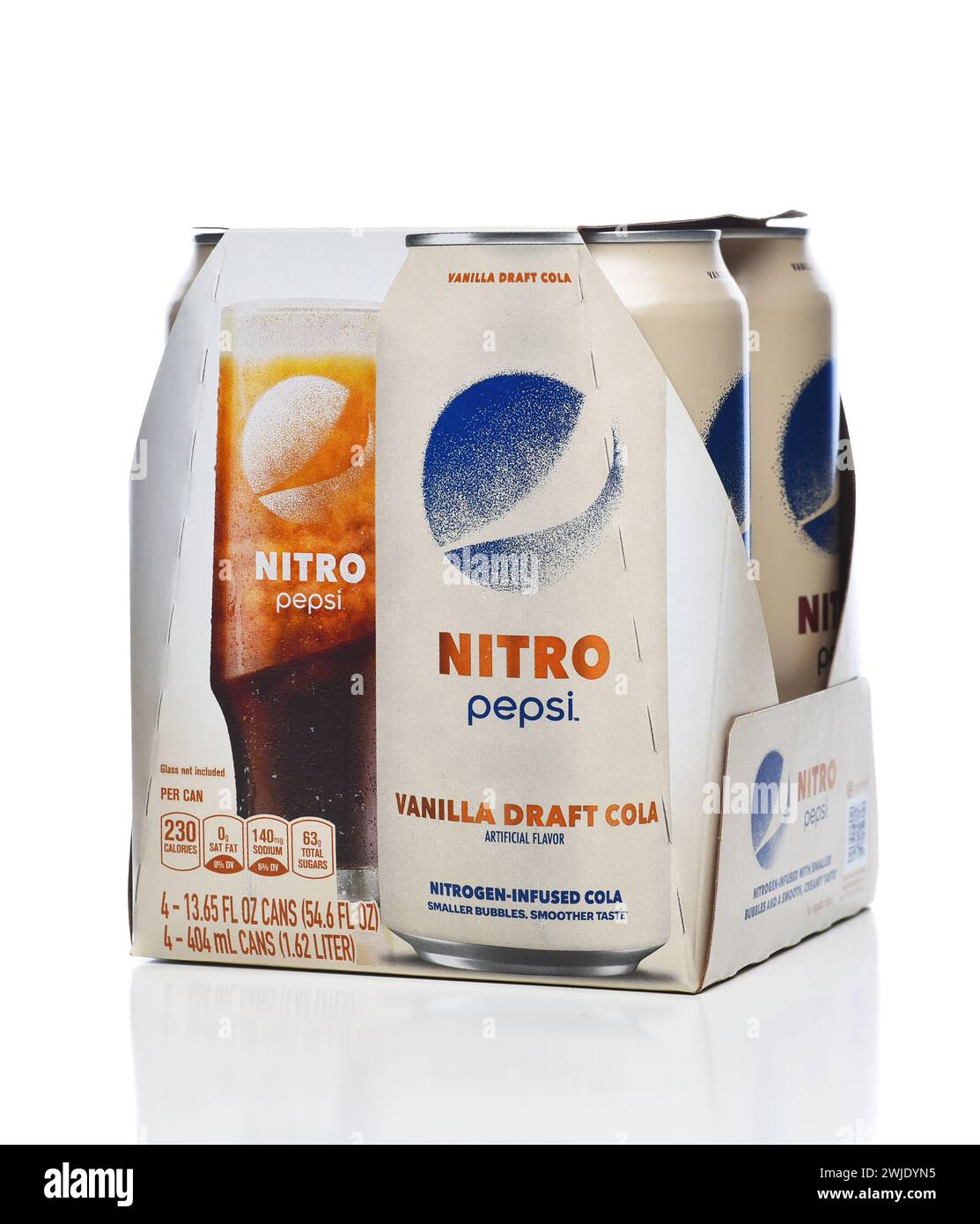 IRVINE, CALIFORNIA - 12 febbraio 2024: Un pacchetto da quattro lattine di Pepsi Nitro Vanilla Draft Cola. Foto Stock