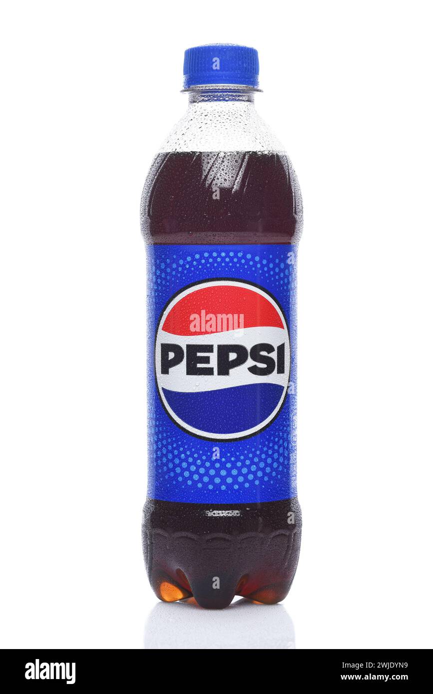 IRVINE, CALIFORNIA - 14 febbraio 2024: Una bottiglia da 4,5 g di Pepsi con condensa. Foto Stock