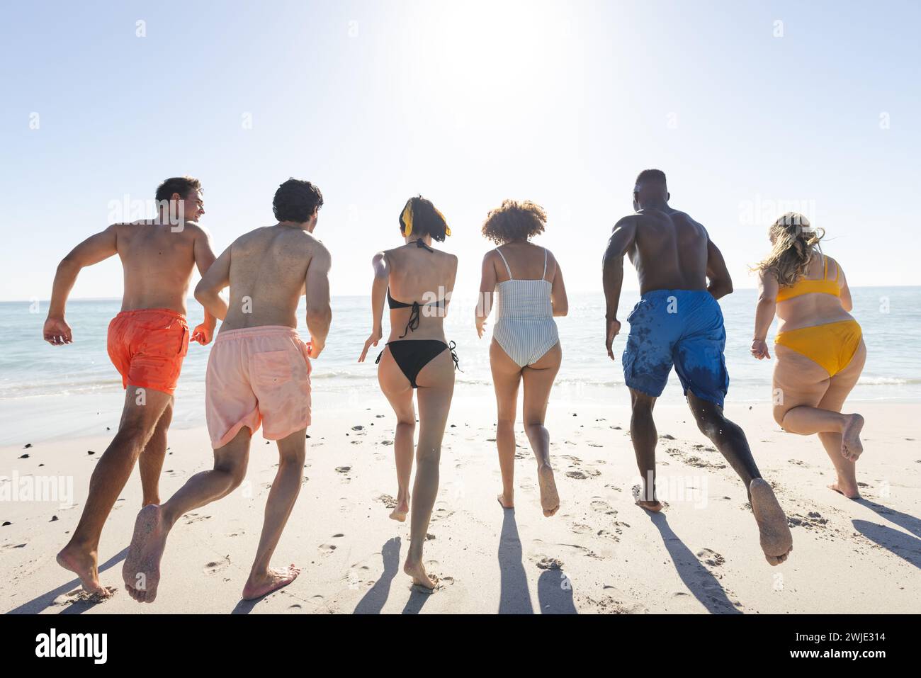 Gruppi diversi di amici trascorrono una giornata in spiaggia Foto Stock