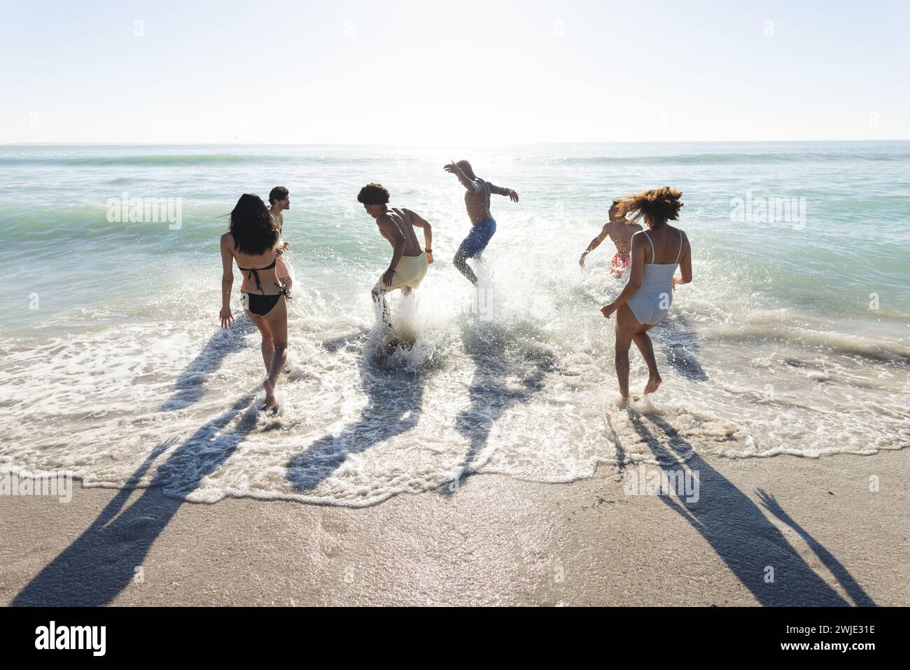 Gruppi diversi di amici trascorrono una giornata in spiaggia Foto Stock