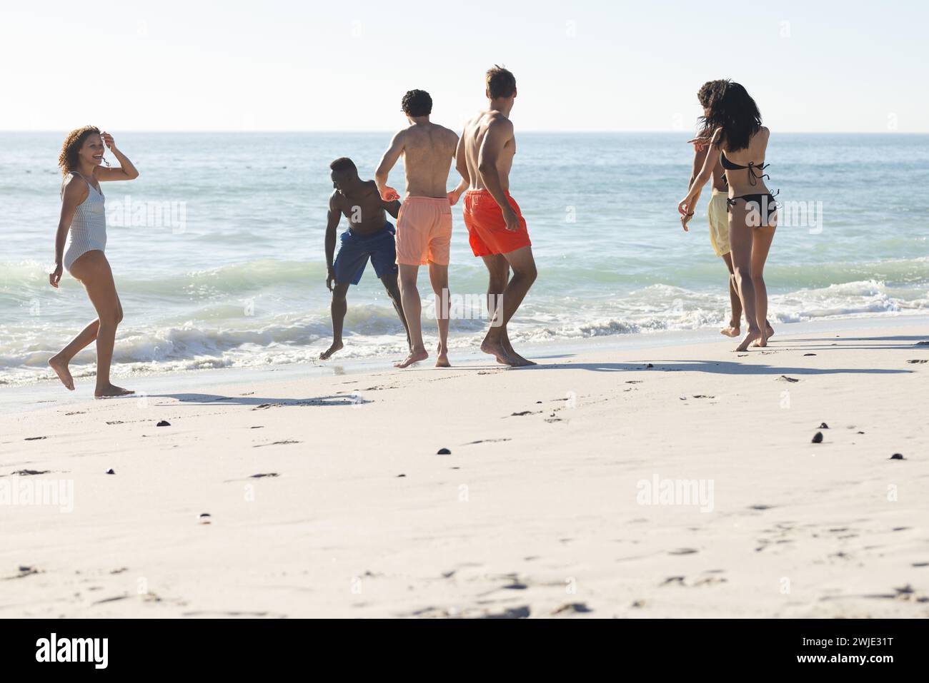 Gruppi di amici diversi si godono una giornata di sole sulla spiaggia Foto Stock