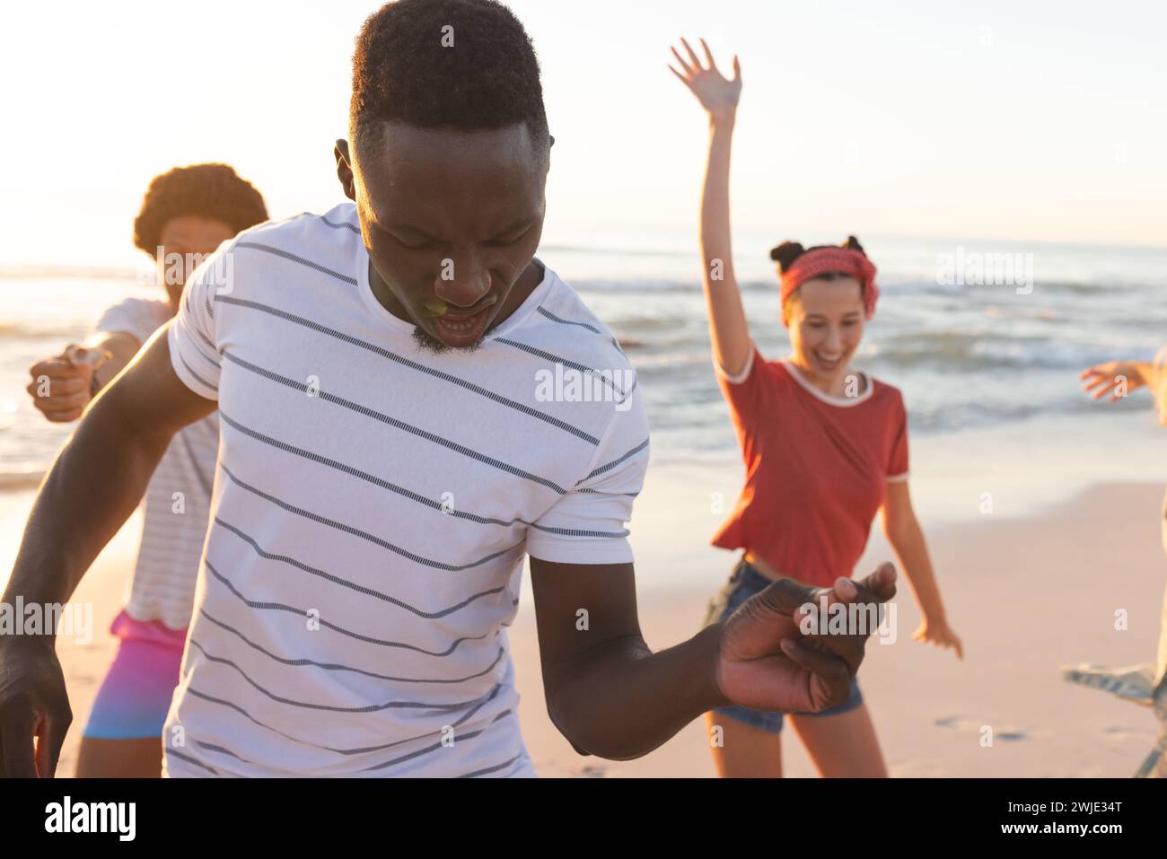 Gli amici si divertono in spiaggia Foto Stock