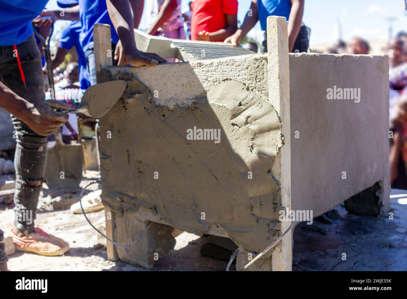 Un lavabo in calcestruzzo modellato con un panno di misurazione in un'officina edile Foto Stock