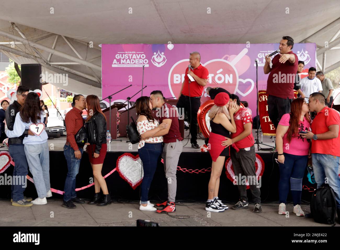 Città del Messico, Messico. 14 febbraio 2024. Diverse coppie si baciano mentre partecipano al Besoton 2024 (bacio di messa) per celebrare San Valentino sulla spianata dell'ufficio del sindaco di Gustavo A. Madero. Il 14 febbraio 2024 a città del Messico, Messico (immagine di credito: © Luis Barron/eyepix via ZUMA Press Wire) SOLO USO EDITORIALE! Non per USO commerciale! Foto Stock