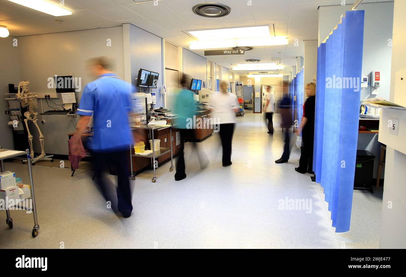 File foto datata 03/10/14 del personale di un reparto ospedaliero del sistema sanitario nazionale. Il numero di persone che chiedono di studiare per diventare infermiere in Scozia è diminuito per il terzo anno consecutivo, secondo le cifre. Le cifre indicano che 4.650 persone hanno presentato domanda di assistenza infermieristica a partire da questo autunno rispetto al 5.070 dell'anno precedente, con un calo del 8,3 per cento. Secondo il Royal College of Nursing (RCN), i potenziali candidati hanno ancora qualche mese per inviare i loro dati per essere presi in considerazione per i corsi. Data di pubblicazione: Giovedì 15 febbraio 2024. Foto Stock